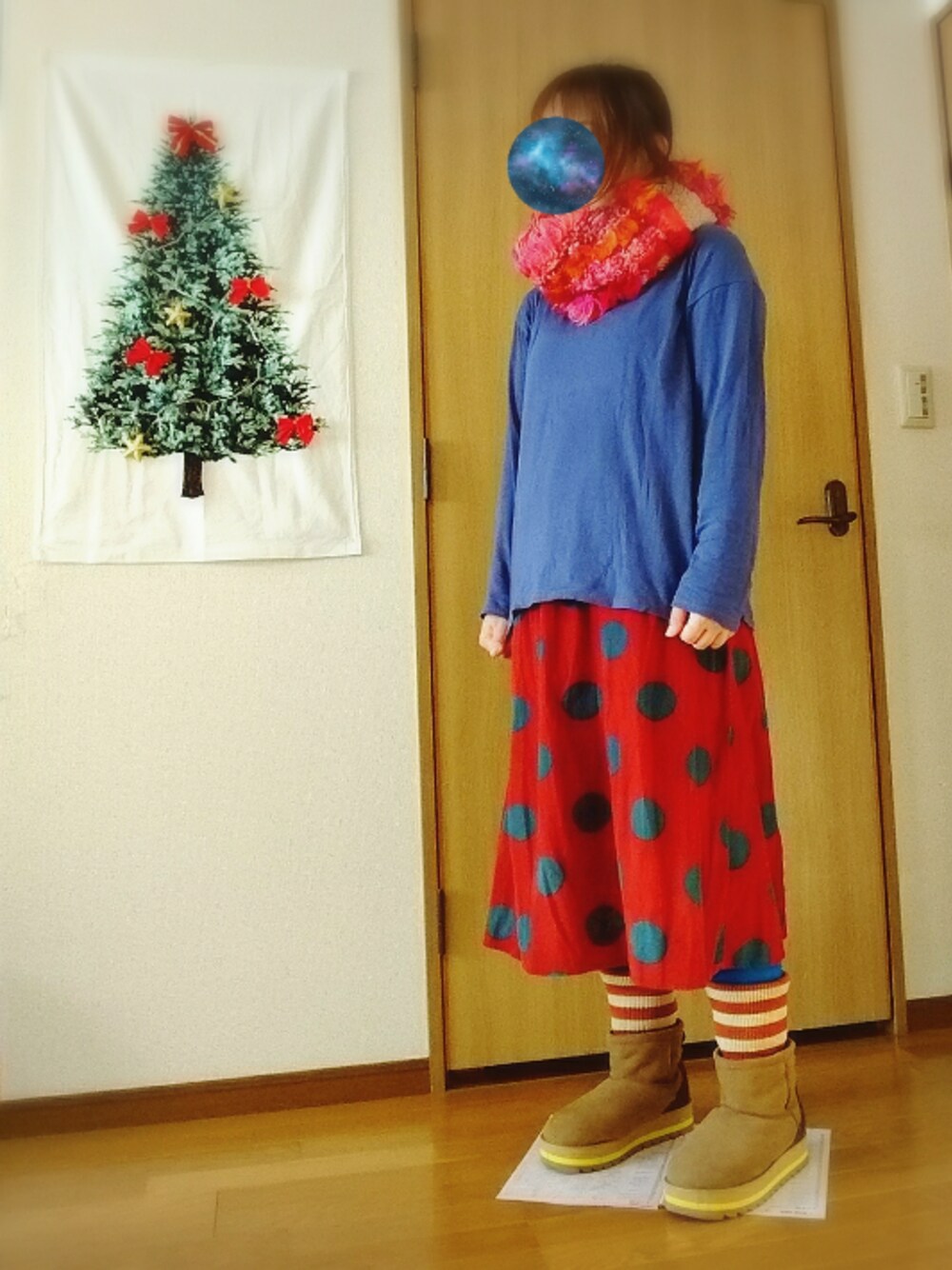 ブルー系のTシャツ/カットソー、レッド系のスカート、イエロー系のブーツを着用したレディースの秋コーディネートの1枚目の写真