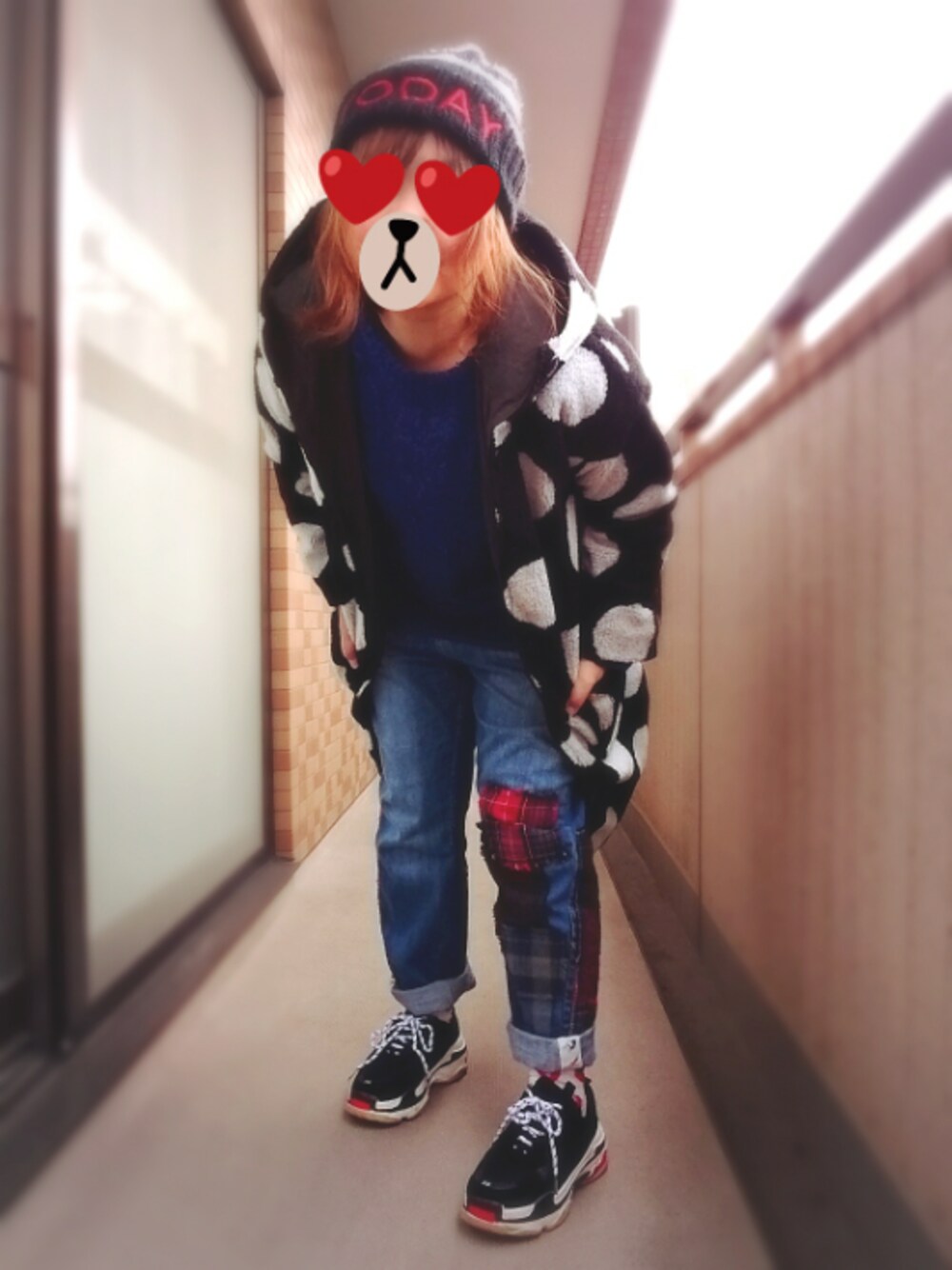 ブラック系のその他アウター、ブルー系のニット/セーター、ブルー系のデニムパンツを着用したレディースの冬コーディネートの1枚目の写真