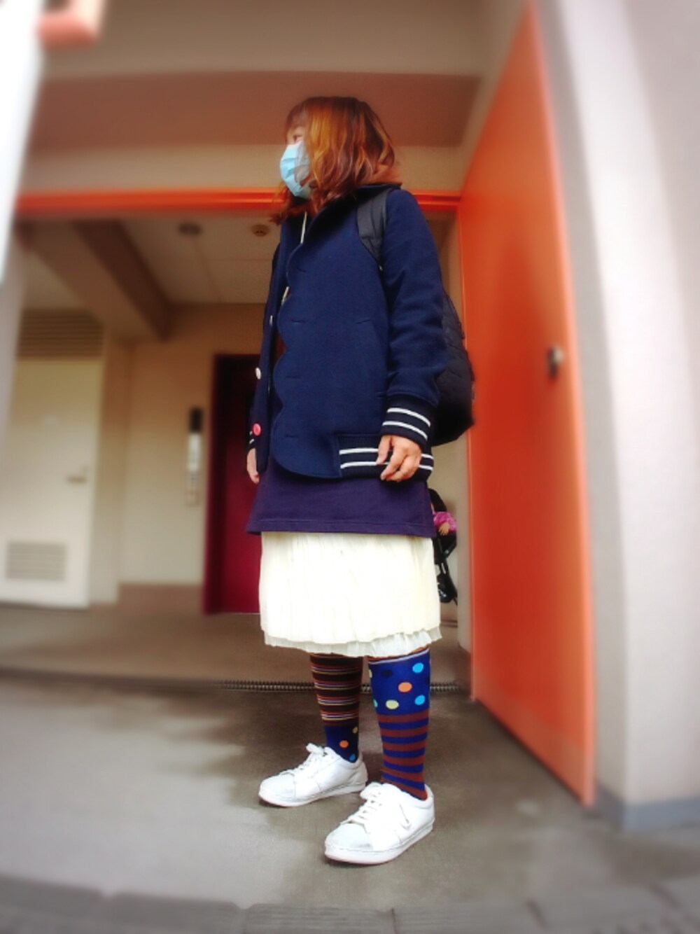 ホワイト系のスニーカー、ベージュ系のワンピース、ブラウン系のワンピース/ドレスを着用したレディースの冬コーディネートの1枚目の写真