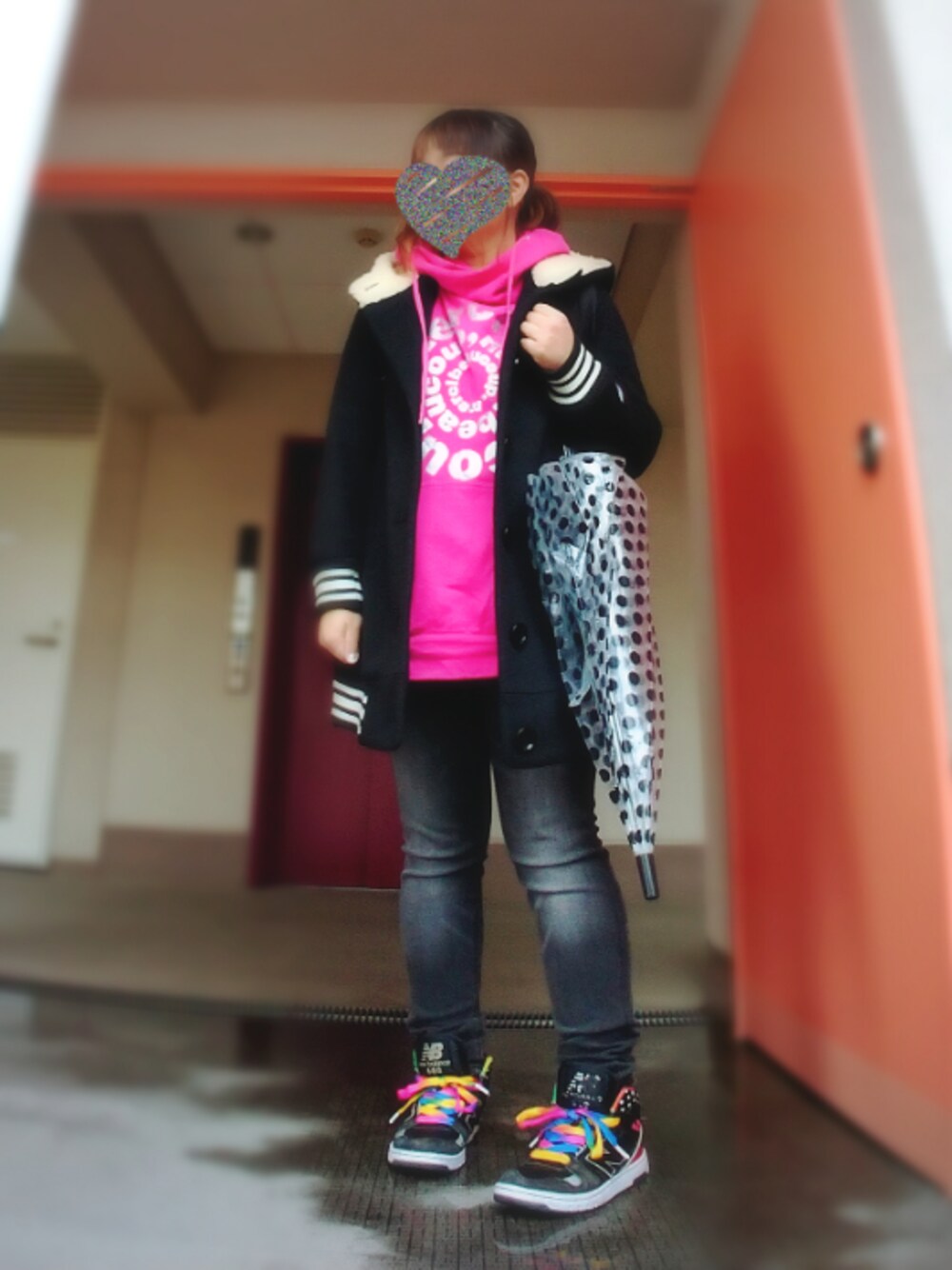 ブラック系のデニムパンツ、ブラック系のテーラードジャケット、ブラック系のスニーカーを着用したレディースの春コーディネートの1枚目の写真