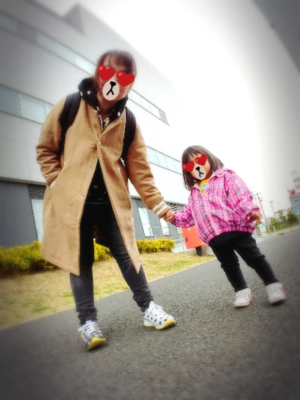 ホワイト系のスニーカー、ブラック系のデニムパンツ、ブラック系のパーカーを着用したレディースの春コーディネートの1枚目の写真