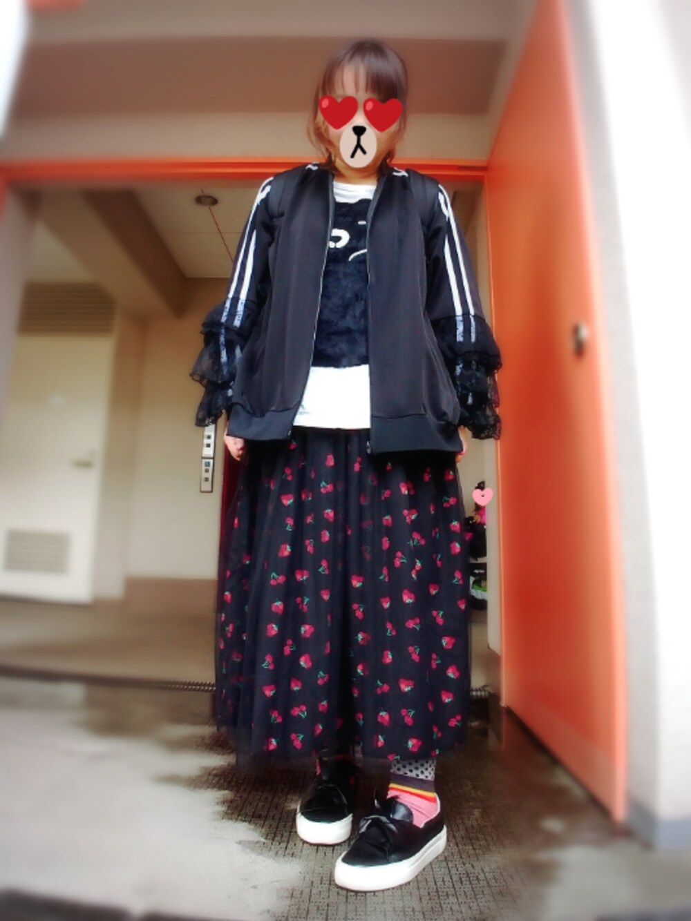 ブラック系のブルゾン、ブラック系のスカート、ホワイト系のTシャツ/カットソーを着用したレディースの春コーディネートの1枚目の写真