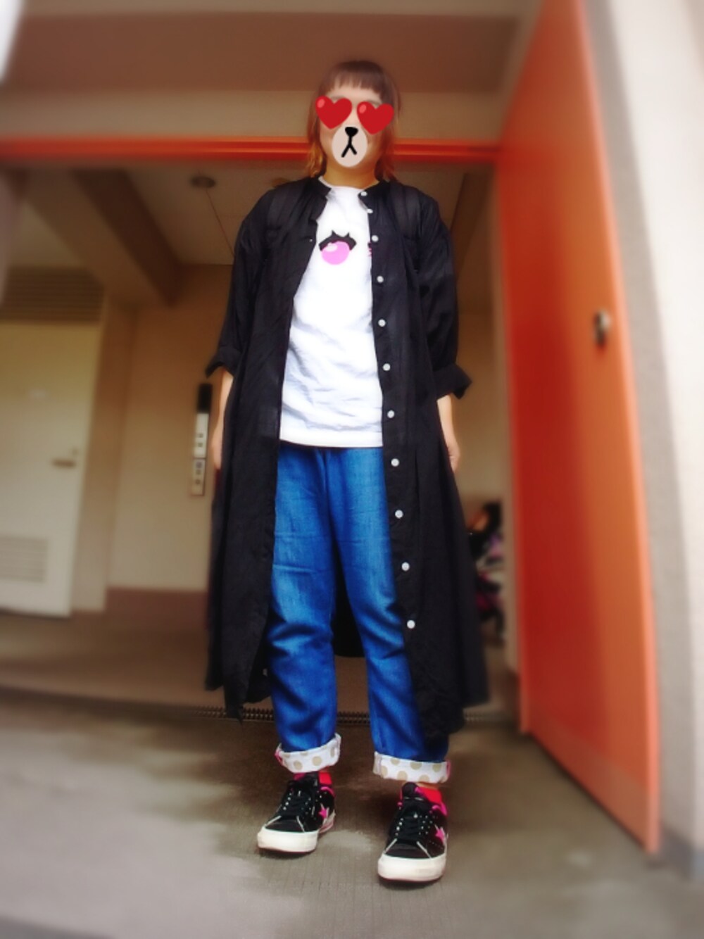 ブラック系のワンピース、ホワイト系のTシャツ/カットソー、ブルー系のデニムパンツを着用したレディースの春コーディネートの1枚目の写真