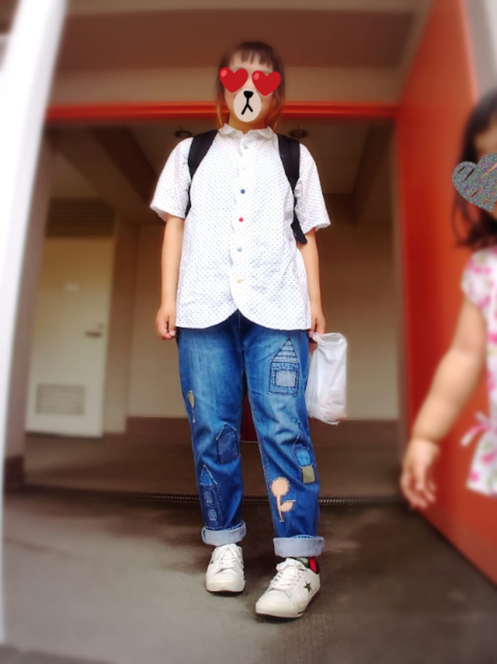 ホワイト系のシャツ/ブラウス、ホワイト系のスニーカー、ブルー系のデニムパンツを着用したレディースの夏コーディネートの1枚目の写真