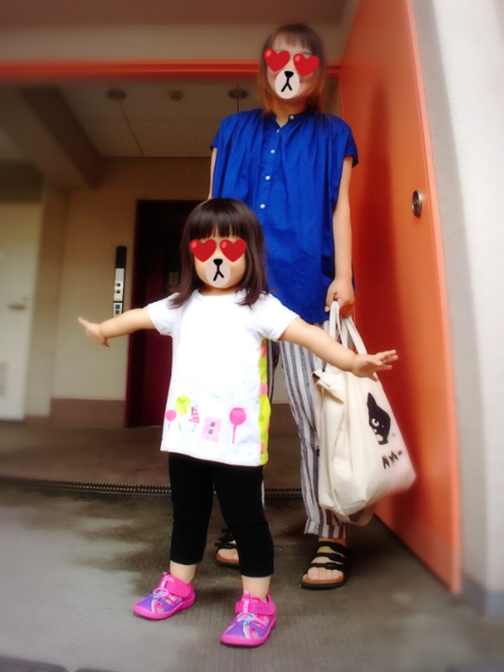 ピンク系のサンダル、ブルー系のシャツ/ブラウス、ブルー系のその他パンツを着用したレディースの夏コーディネートの1枚目の写真