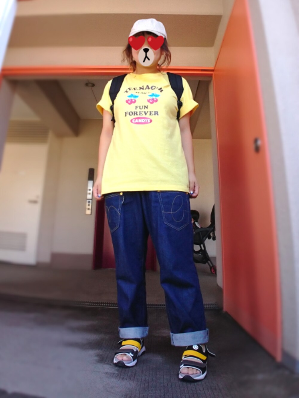 イエロー系のTシャツ/カットソー、ブルー系のデニムパンツ、ブラック系のサンダルを着用したレディースの夏コーディネートの1枚目の写真