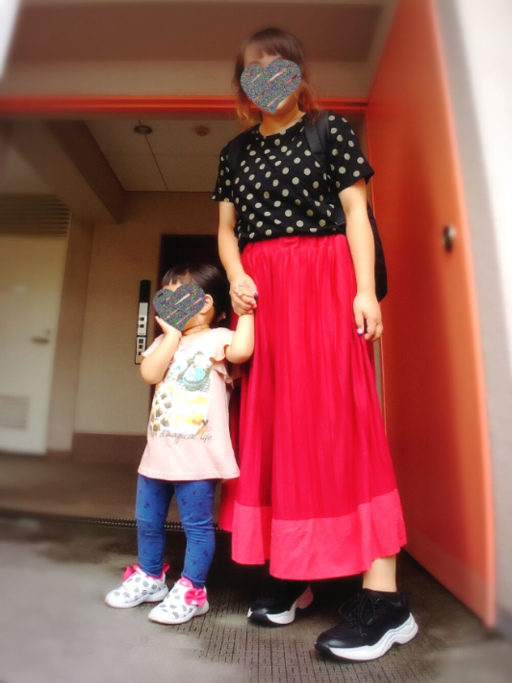 ブラック系のバックパック/リュック、レッド系のその他パンツ、ブラック系のスニーカーを着用したレディースの夏コーディネートの1枚目の写真