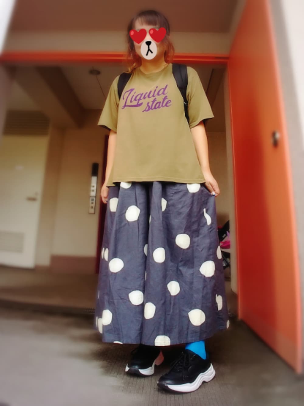 ベージュ系のTシャツ/カットソー、グレー系のその他パンツ、ブラック系のスニーカーを着用したレディースの秋コーディネートの1枚目の写真
