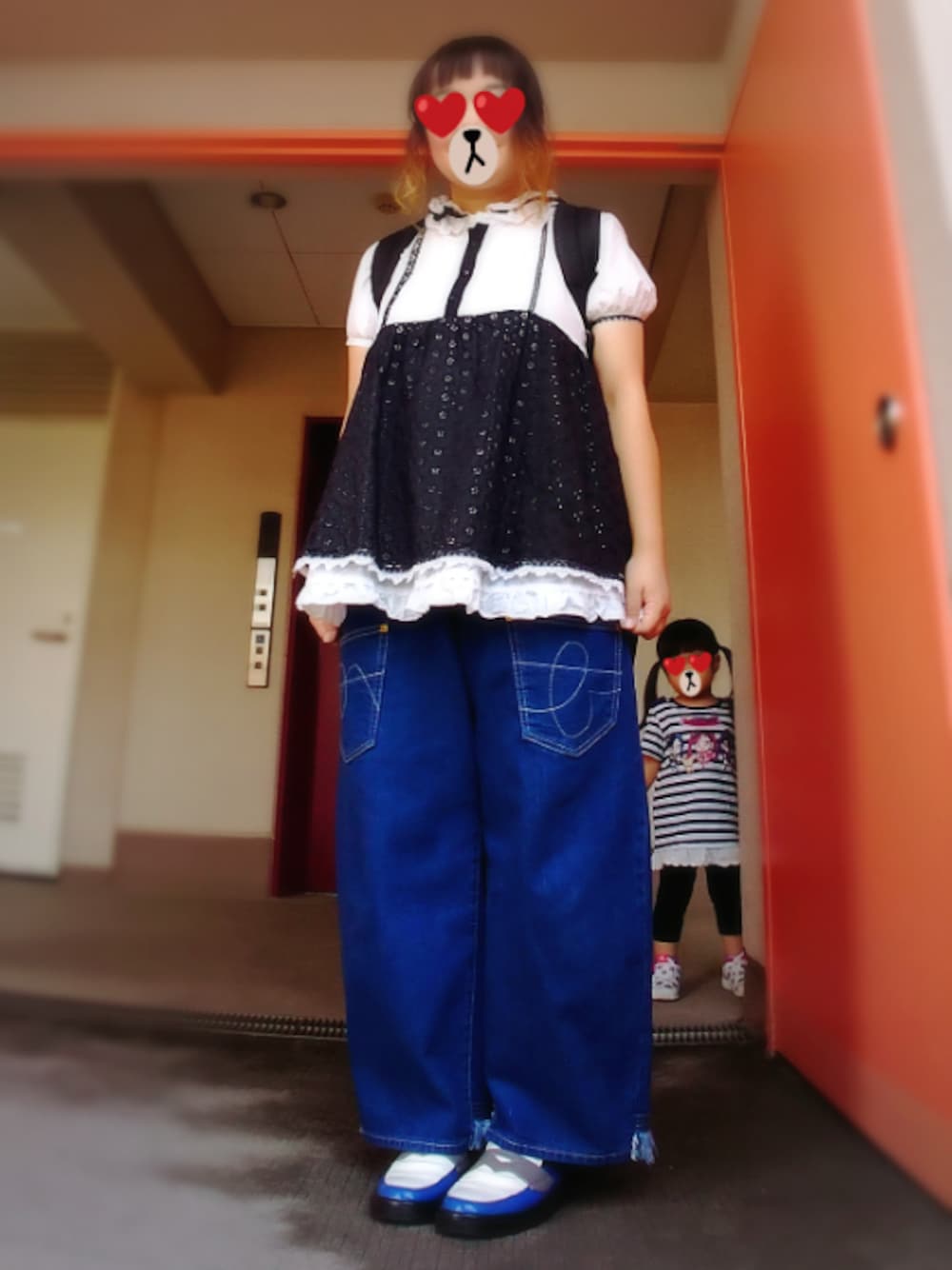 ブラック系のシャツ/ブラウス、ブルー系のデニムパンツ、ブルー系のローファーを着用したレディースの秋コーディネートの1枚目の写真