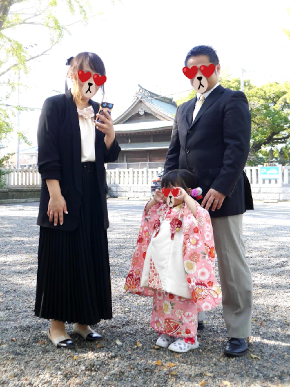 ベージュ系のドレスシューズ、ブラック系のスーツスカート、ブラック系のスーツジャケットを着用したレディースの秋コーディネートの1枚目の写真