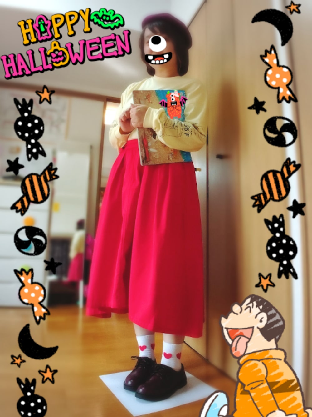 イエロー系のTシャツ/カットソー、レッド系のスカート、レッド系のドレスシューズを着用したレディースの秋コーディネートの1枚目の写真