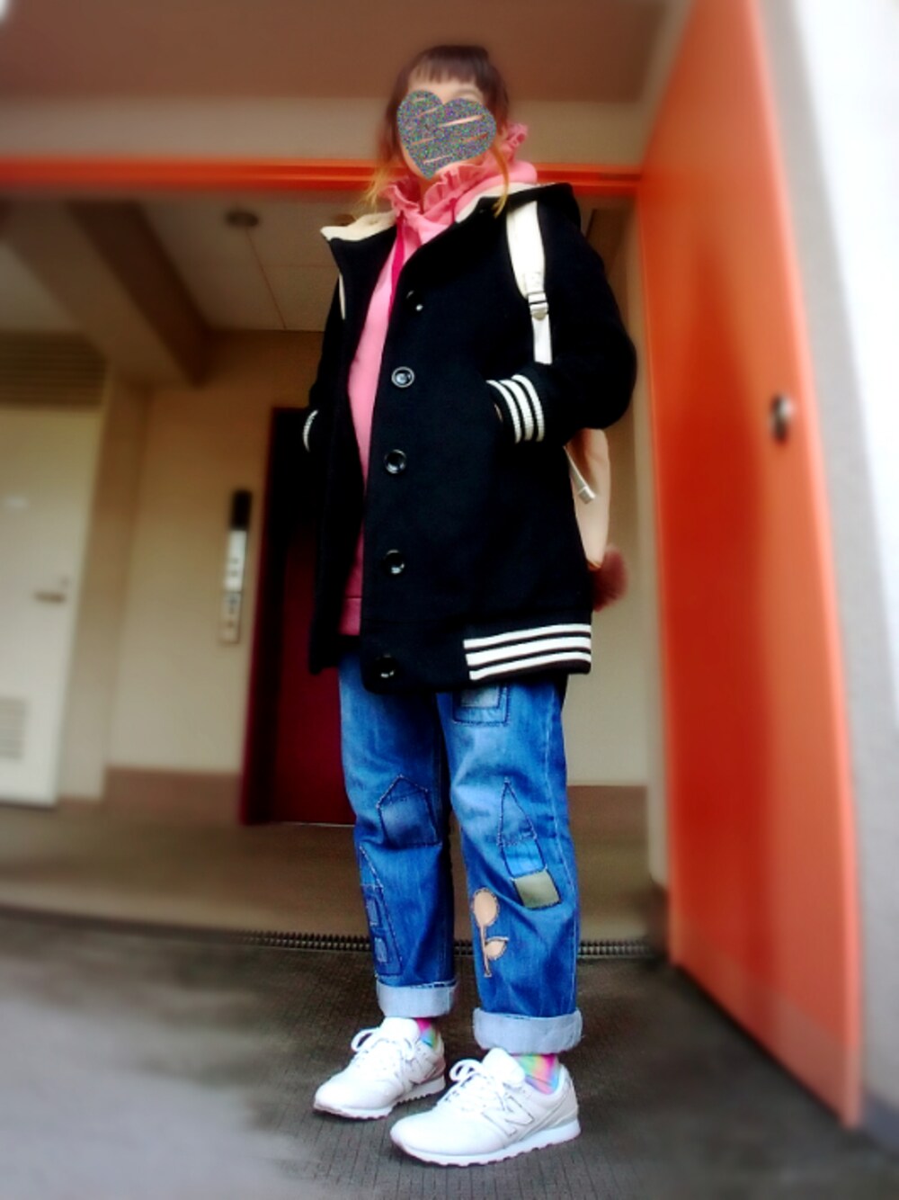 ブルー系のデニムパンツ、ピンク系のワンピース、ホワイト系のスニーカーを着用したレディースの冬コーディネートの1枚目の写真