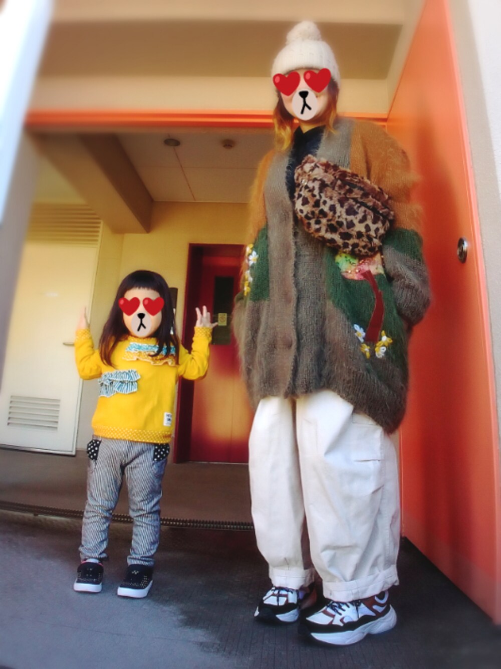 その他のその他アウター、ブラウン系のボディバッグ/ウエストポーチ、ブラック系のTシャツ/カットソーを着用したレディースの冬コーディネートの1枚目の写真