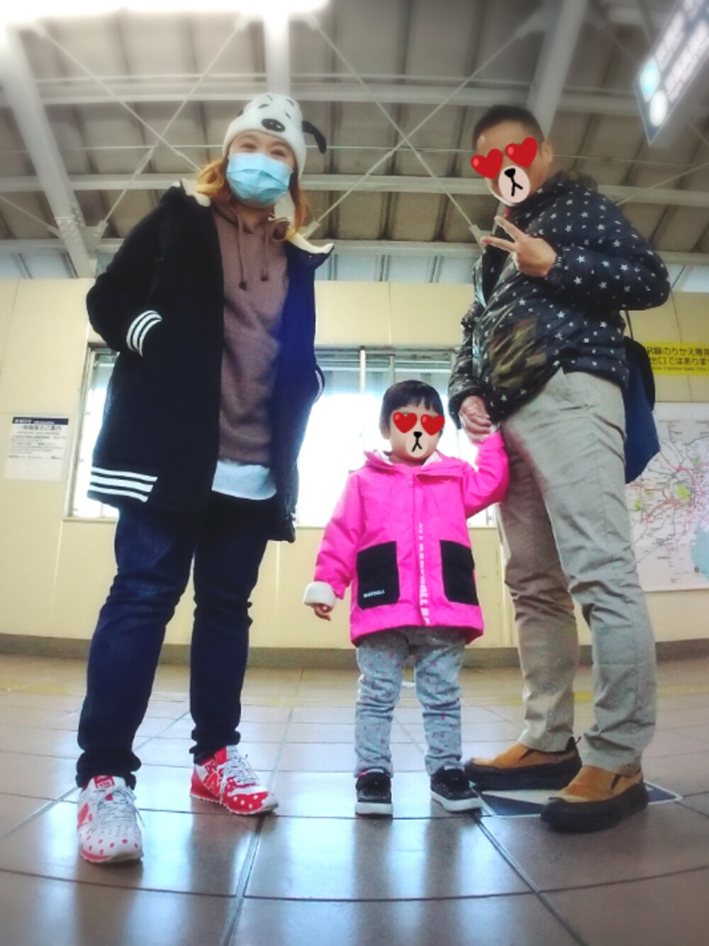 ブラウン系のパーカー、レッド系のスニーカー、ブルー系のデニムパンツを着用したレディースの冬コーディネートの1枚目の写真