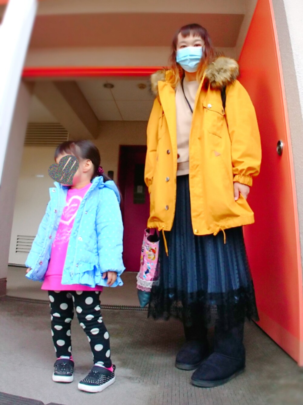 イエロー系のモッズコート、ベージュ系のスウェット、ブルー系のスカートを着用したレディースの冬コーディネートの1枚目の写真