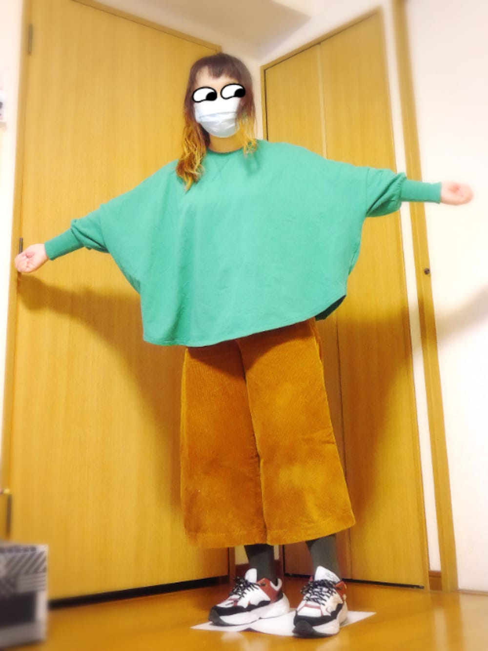 グリーン系のスウェット、ホワイト系のスニーカー、ブラウン系のその他パンツを着用したレディースの冬コーディネートの1枚目の写真