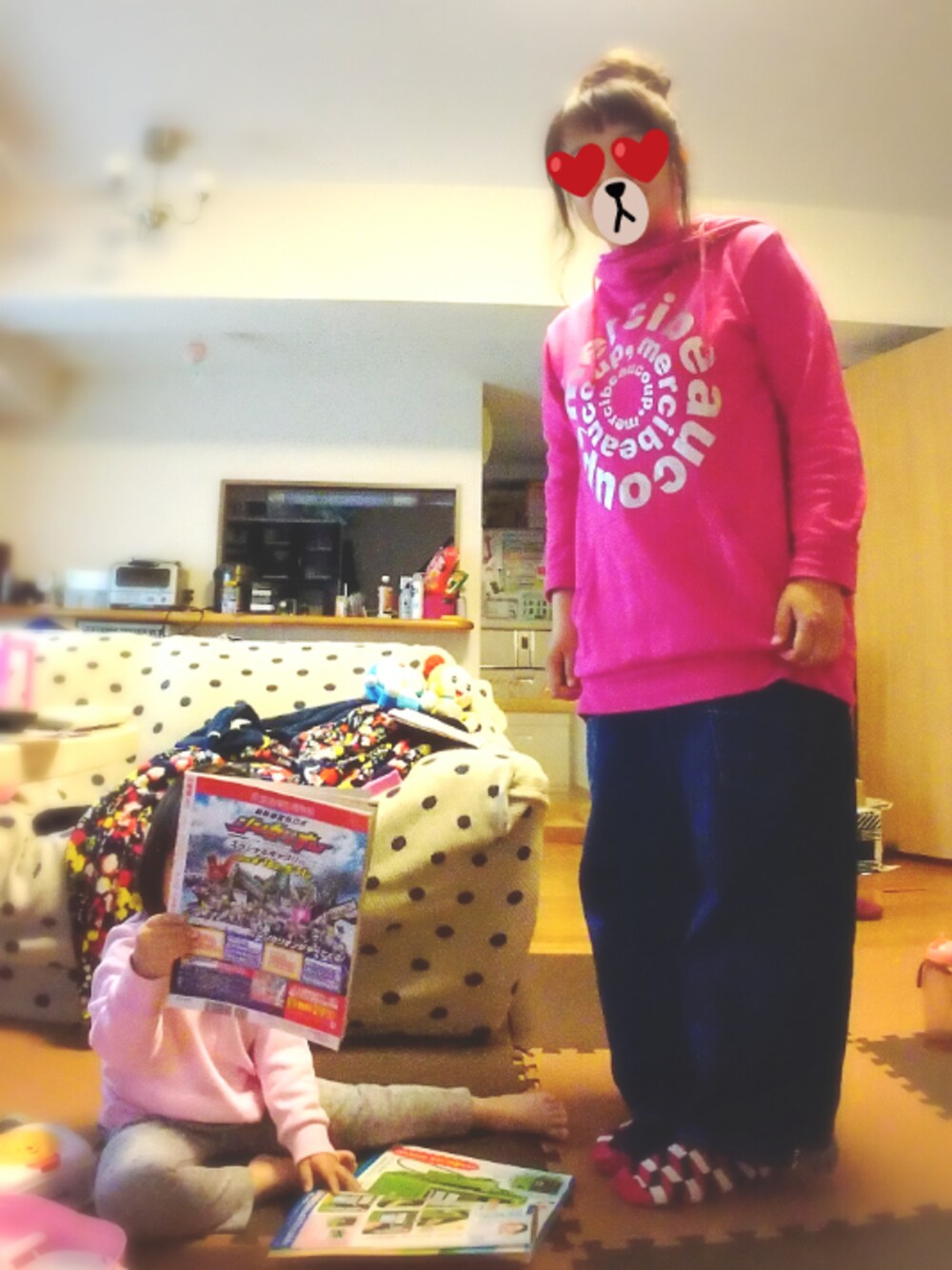 ピンク系のワンピース、ブルー系のデニムパンツ、ブルー系のソックス/靴下を着用したレディースの春コーディネートの1枚目の写真