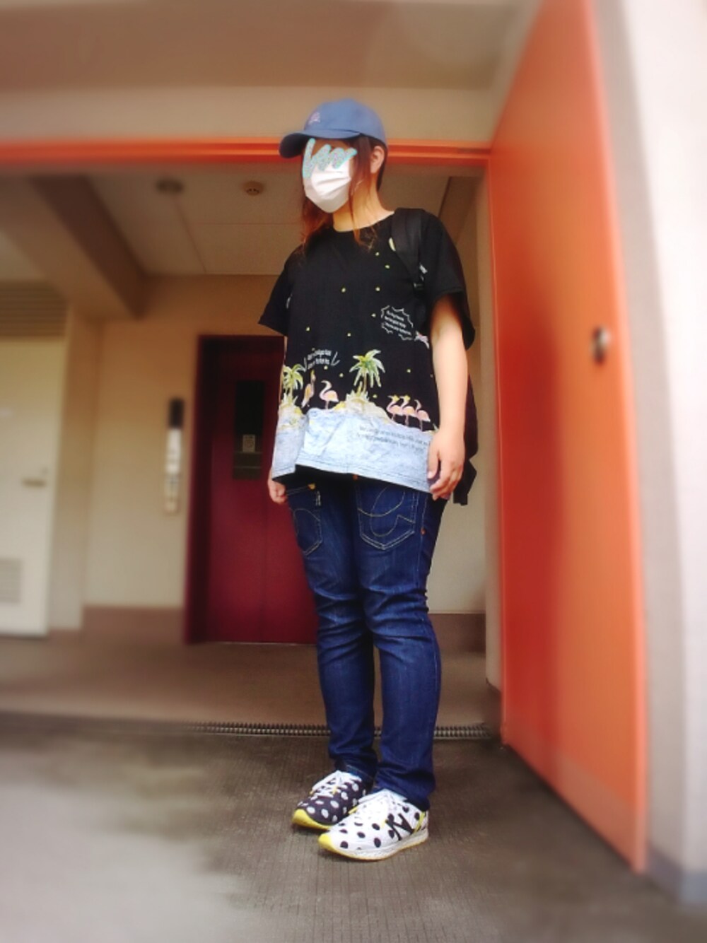 ブラック系のTシャツ/カットソー、ブラック系のバックパック/リュック、ブルー系のデニムパンツを着用したレディースの春コーディネートの1枚目の写真