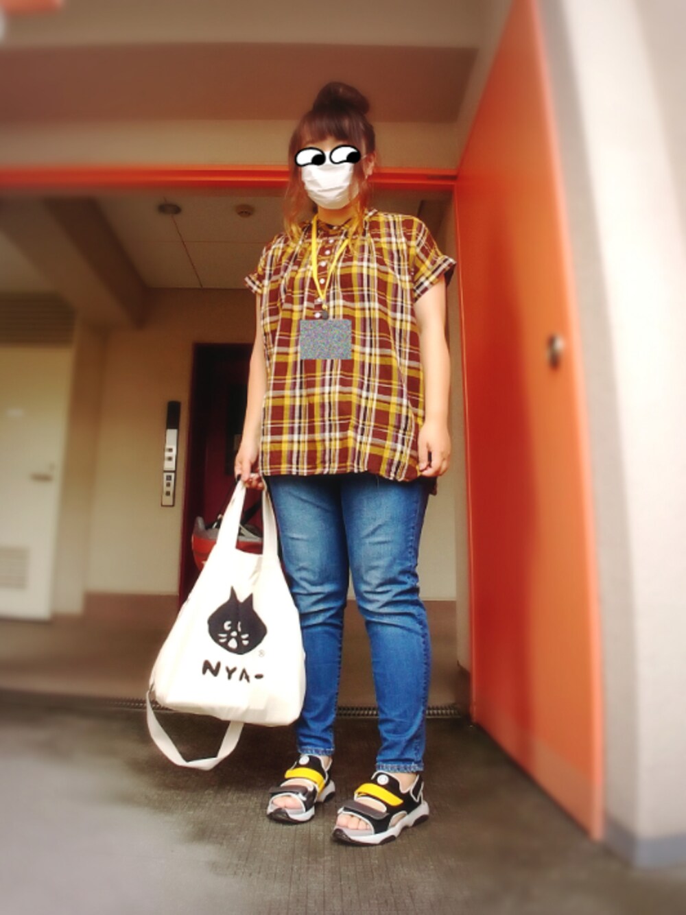 ブラウン系のシャツ/ブラウス、ブラック系のサンダル、ブルー系のデニムパンツを着用したレディースの夏コーディネートの1枚目の写真