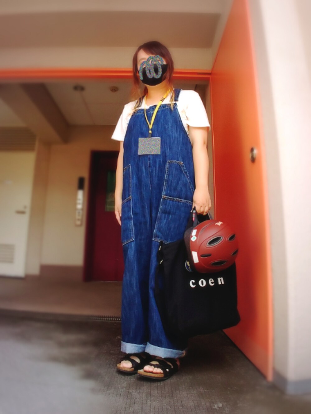 ブルー系のサロペット/オーバーオール、ホワイト系のTシャツ/カットソー、ブラック系のトートバッグを着用したレディースの夏コーディネートの1枚目の写真