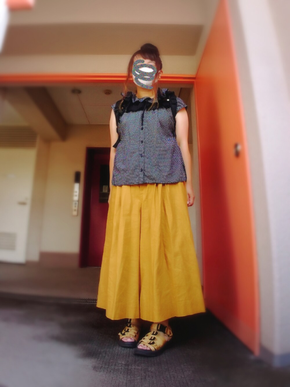 ブラック系のシャツ/ブラウス、ベージュ系のサンダル、イエロー系のその他を着用したレディースの夏コーディネートの1枚目の写真