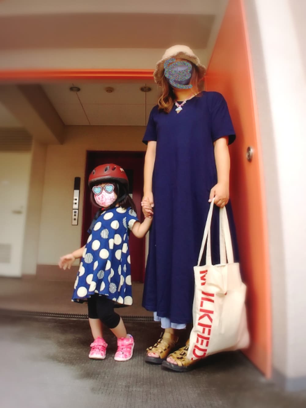 ベージュ系のサンダル、ブルー系のその他パンツ、ピンク系のサンダルを着用したレディースの夏コーディネートの1枚目の写真