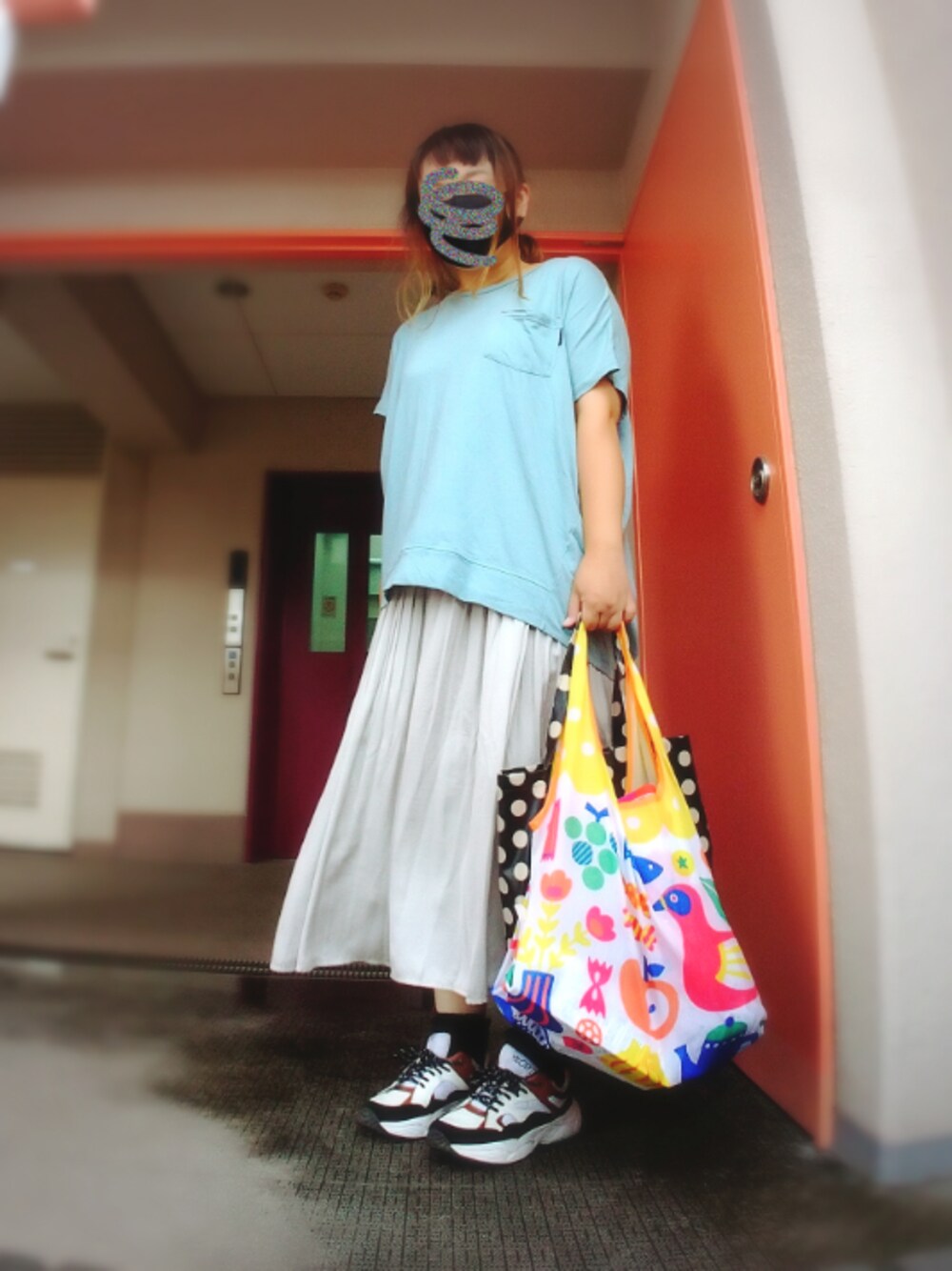 ブルー系のTシャツ/カットソー、グレー系のパンツ、ホワイト系のスニーカーを着用したレディースの秋コーディネートの1枚目の写真