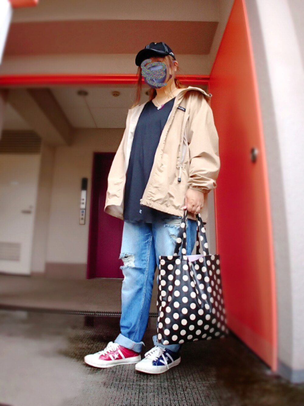 ベージュ系のナイロンジャケット、ブルー系のデニムパンツ、ブラック系のTシャツ/カットソーを着用したレディースの秋コーディネートの1枚目の写真