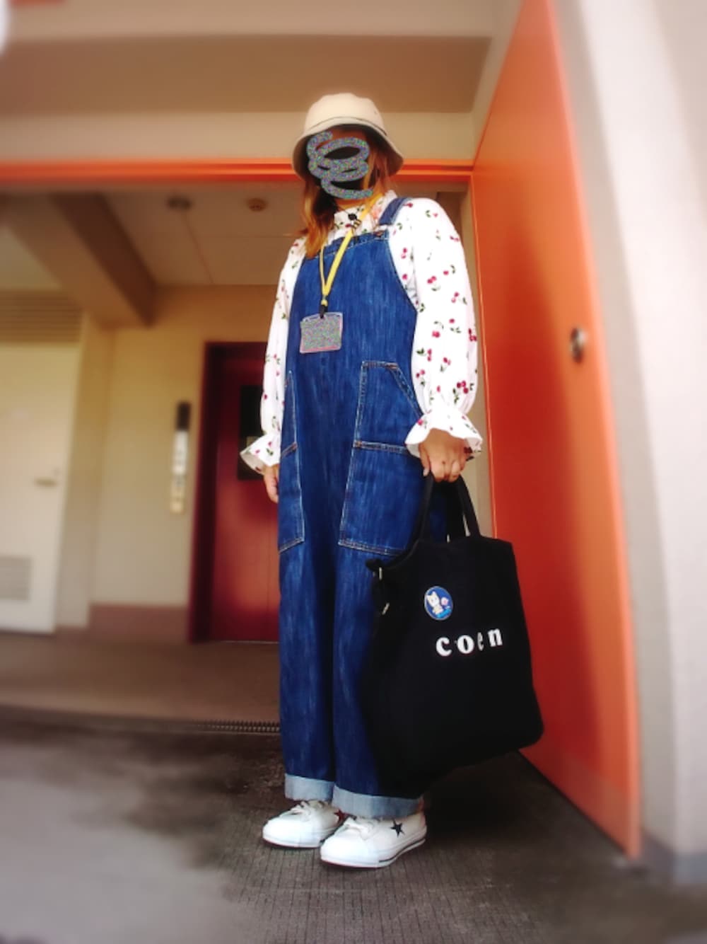 ホワイト系のシャツ/ブラウス、ブルー系のサロペット/オーバーオール、ホワイト系のスニーカーを着用したレディースの秋コーディネートの1枚目の写真