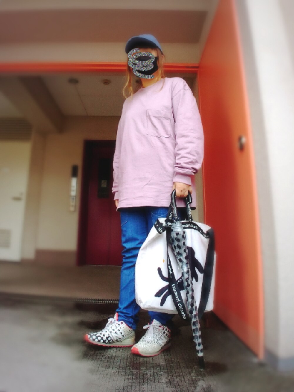パープル系のTシャツ/カットソー、ブルー系のデニムパンツ、その他のトートバッグを着用したレディースの秋コーディネートの1枚目の写真