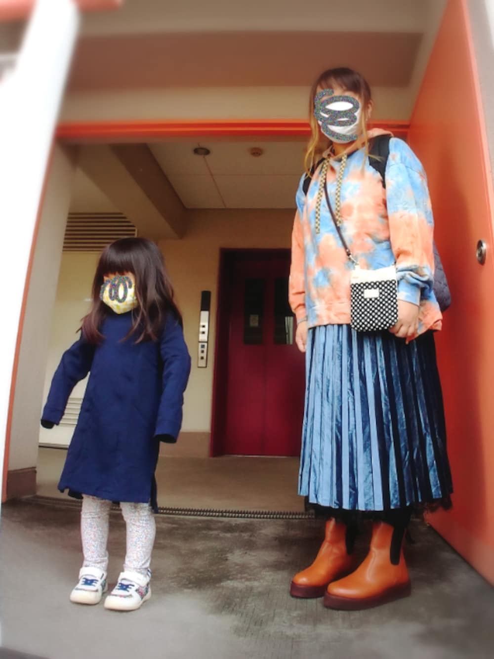 ブルー系のパーカー、ブラック系のバッグ、ブルー系のスカートを着用したレディースの秋コーディネートの1枚目の写真