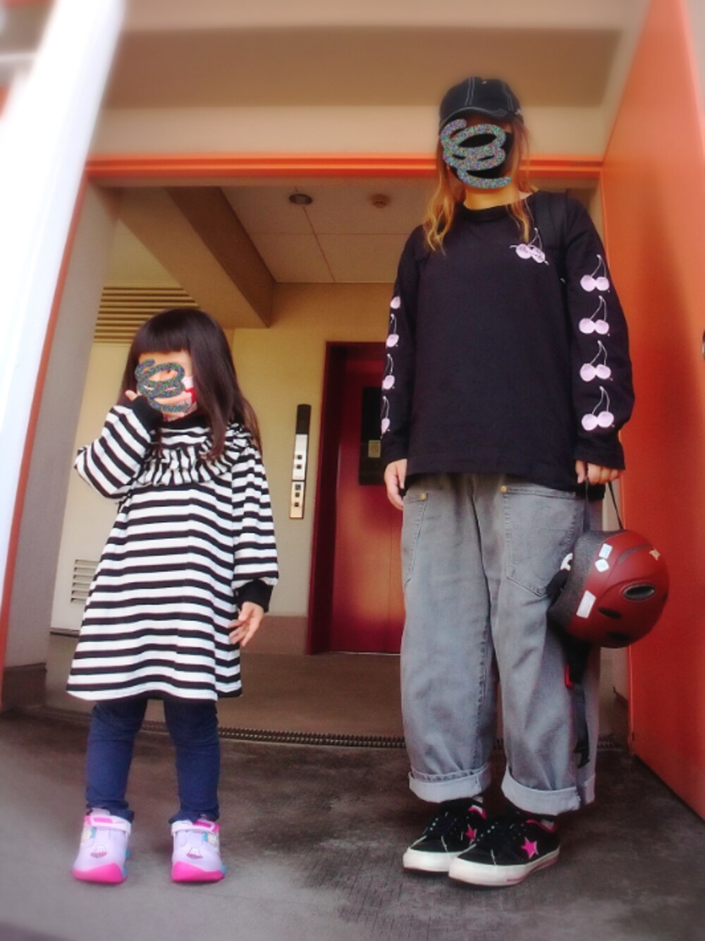 パープル系のスニーカー、グレー系のデニムパンツ、ブラック系のTシャツ/カットソーを着用したレディースの秋コーディネートの1枚目の写真