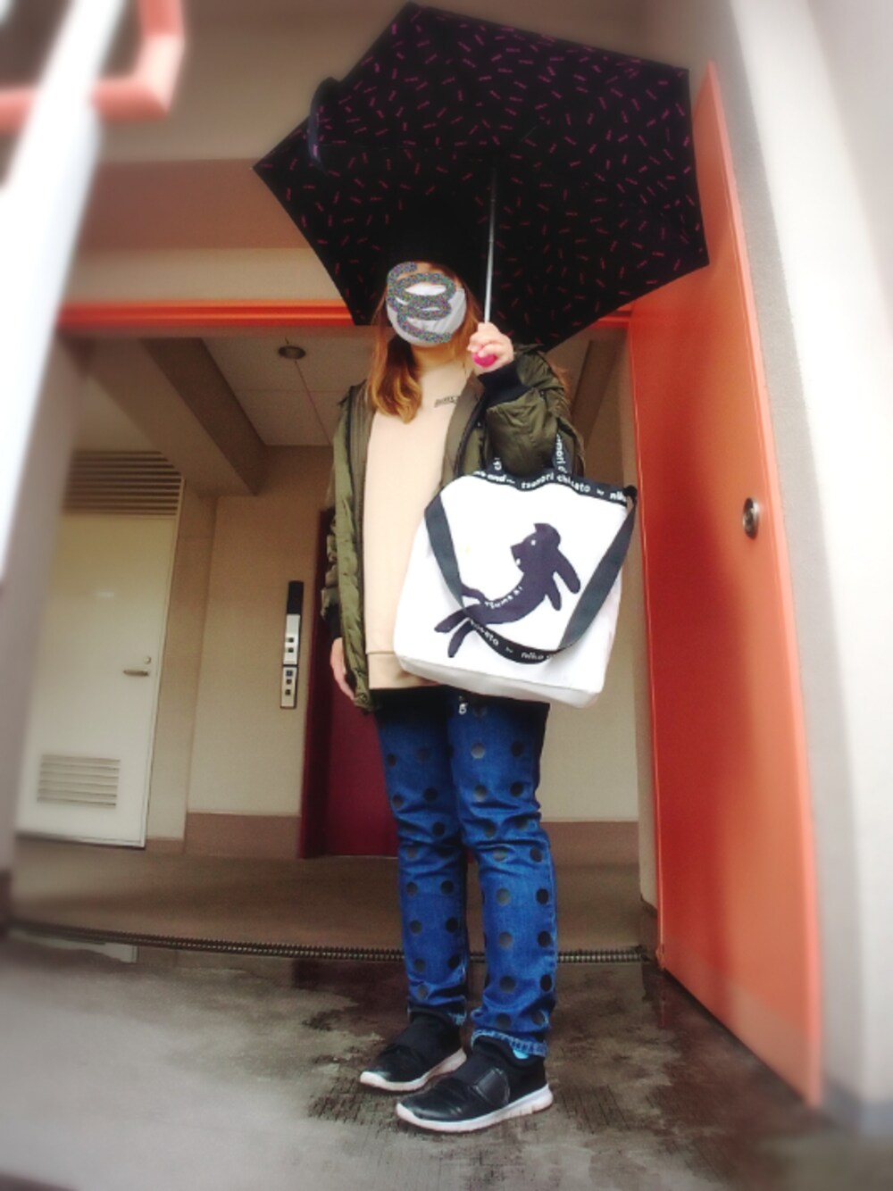 グリーン系のブルゾン、ベージュ系のTシャツ/カットソー、ブルー系のデニムパンツを着用したレディースの秋コーディネートの1枚目の写真