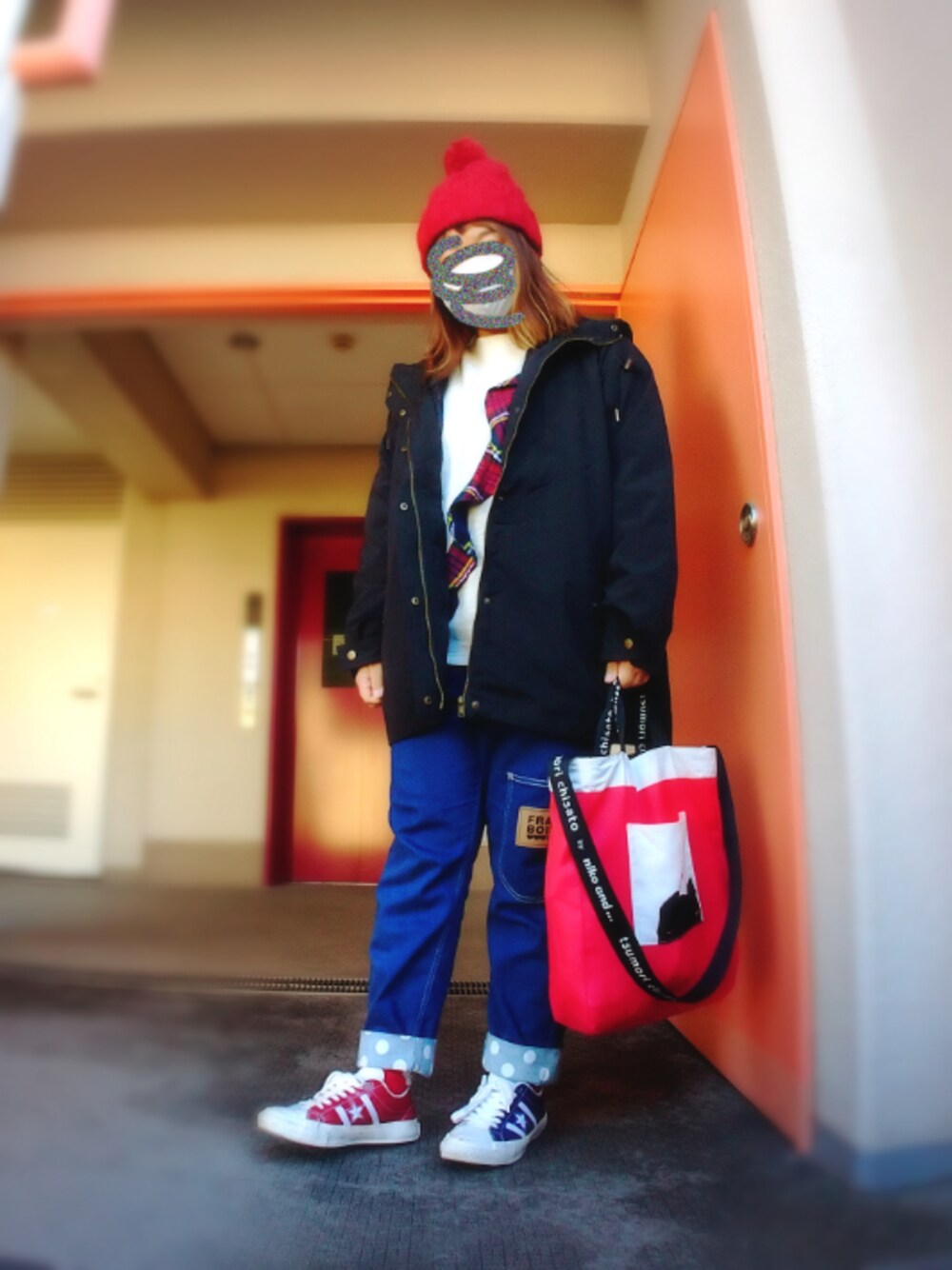 ブルー系のデニムパンツ、ホワイト系のTシャツ/カットソー、その他のスニーカーを着用したレディースの冬コーディネートの1枚目の写真