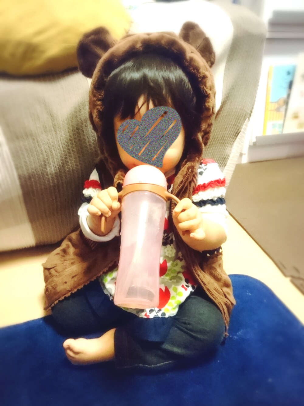 ブラウン系のベスト、ホワイト系のTシャツ/カットソーを着用したキッズの冬コーディネートの1枚目の写真