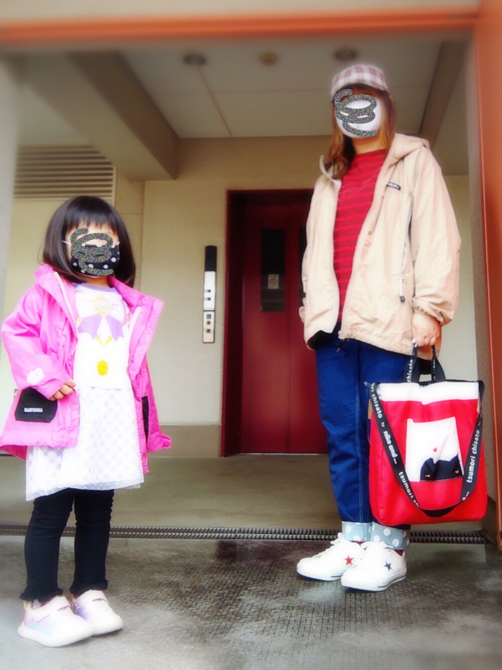 ベージュ系のナイロンジャケット、ブルー系のデニムパンツ、レッド系のTシャツ/カットソーを着用したレディースの春コーディネートの1枚目の写真