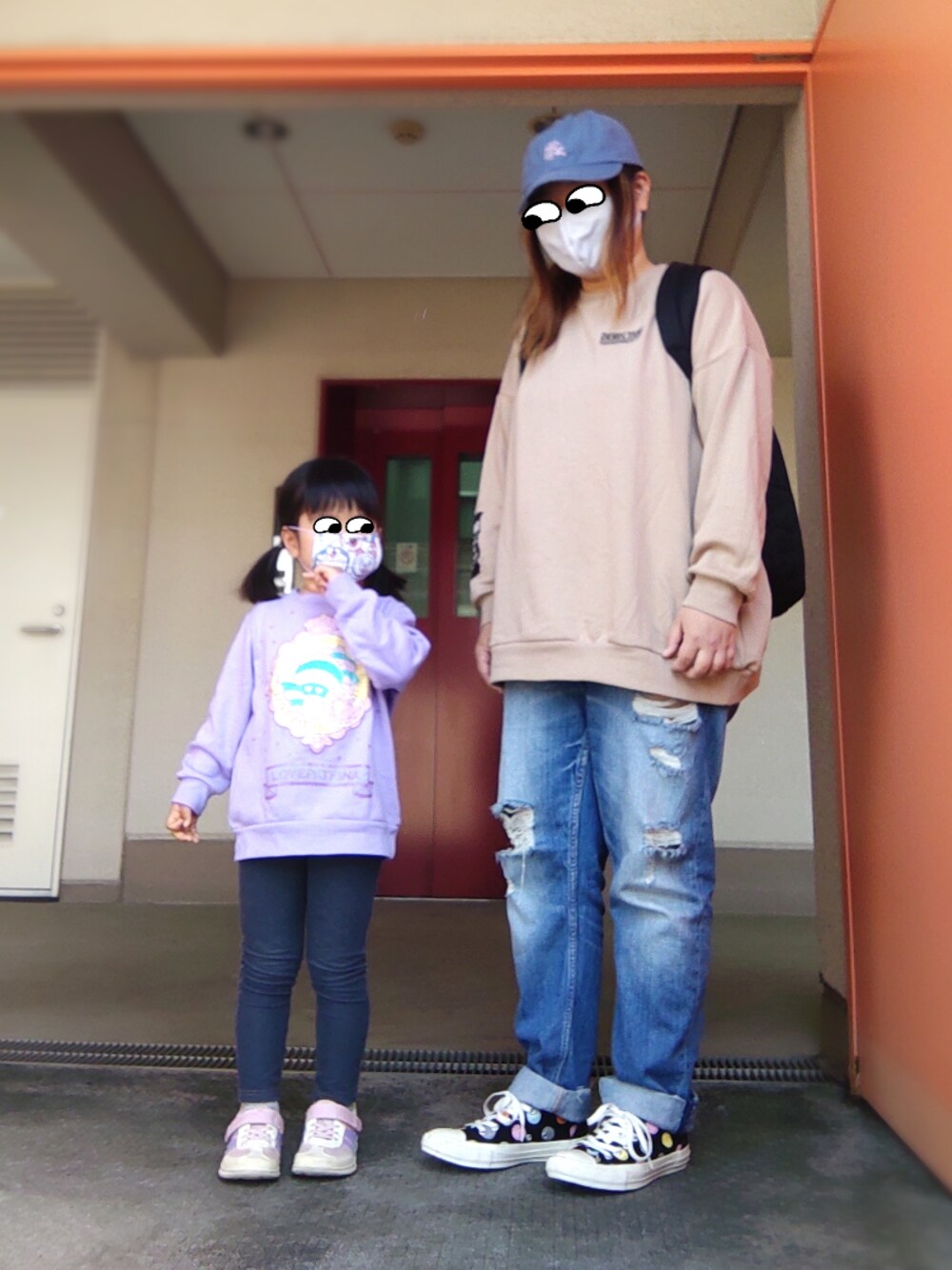 ブラック系のバックパック/リュック、ベージュ系のTシャツ/カットソー、ブルー系のデニムパンツを着用したレディースの春コーディネートの1枚目の写真