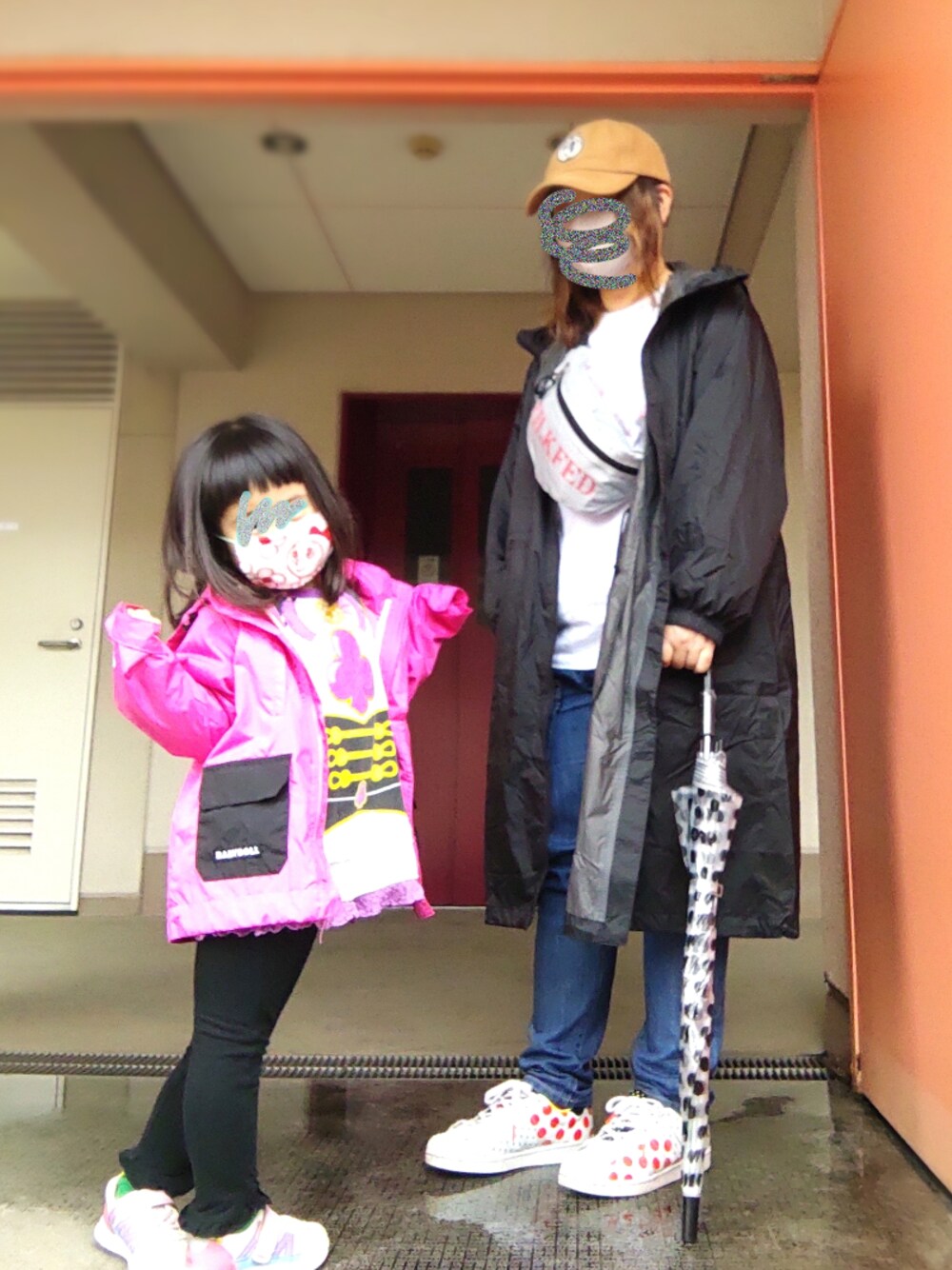 ブラック系のその他アウター、グレー系のボディバッグ/ウエストポーチ、ブルー系のデニムパンツを着用したレディースの春コーディネートの1枚目の写真