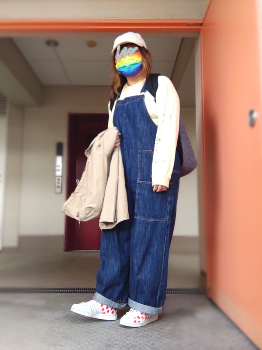 ブルー系のバックパック/リュック、イエロー系のTシャツ/カットソー、ホワイト系のスニーカーを着用したレディースの春コーディネートの1枚目の写真