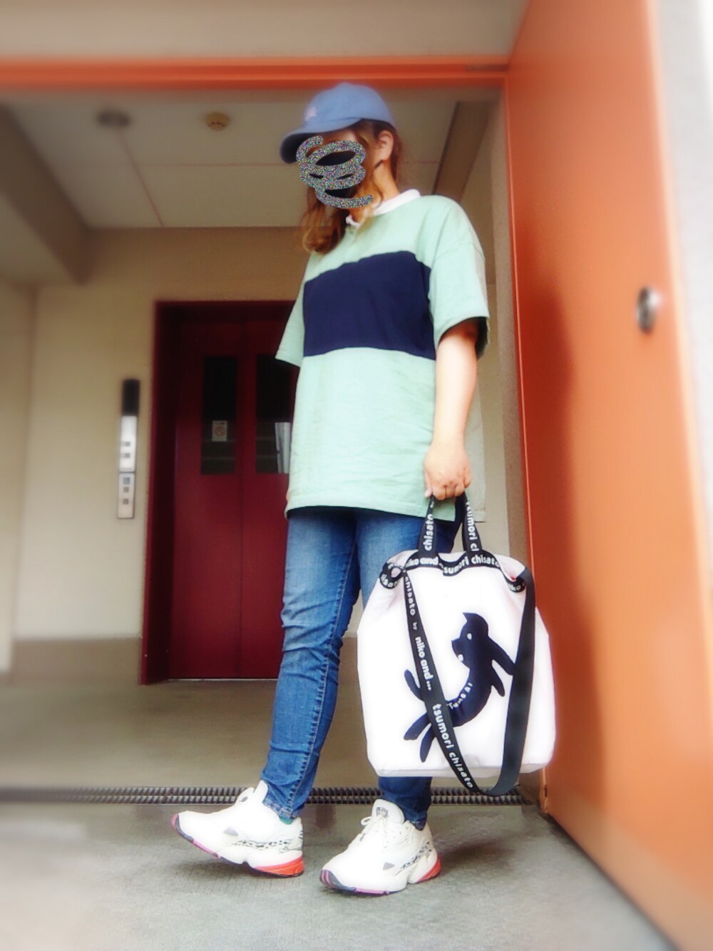 グリーン系のTシャツ/カットソー、ブルー系のデニムパンツ、その他のトートバッグを着用したレディースの春コーディネートの1枚目の写真