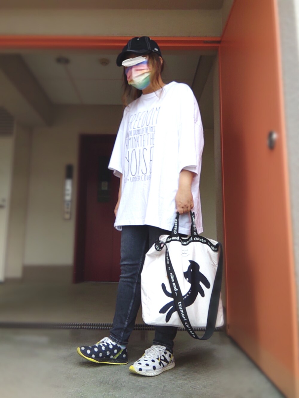 グレー系のデニムパンツ、その他のトップス、その他のトートバッグを着用したレディースの春コーディネートの1枚目の写真