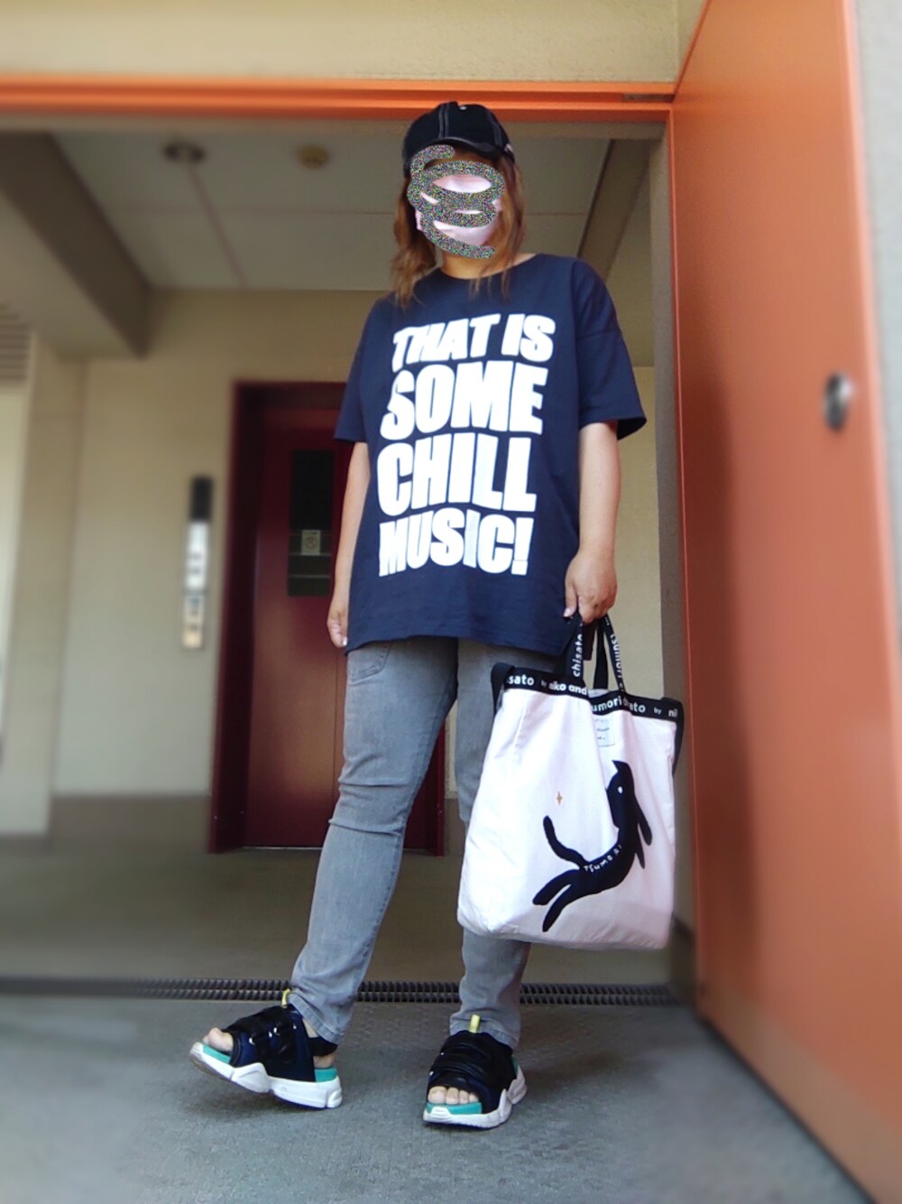 ブラック系のサンダル、グレー系のデニムパンツ、その他のトートバッグを着用したレディースの夏コーディネートの1枚目の写真