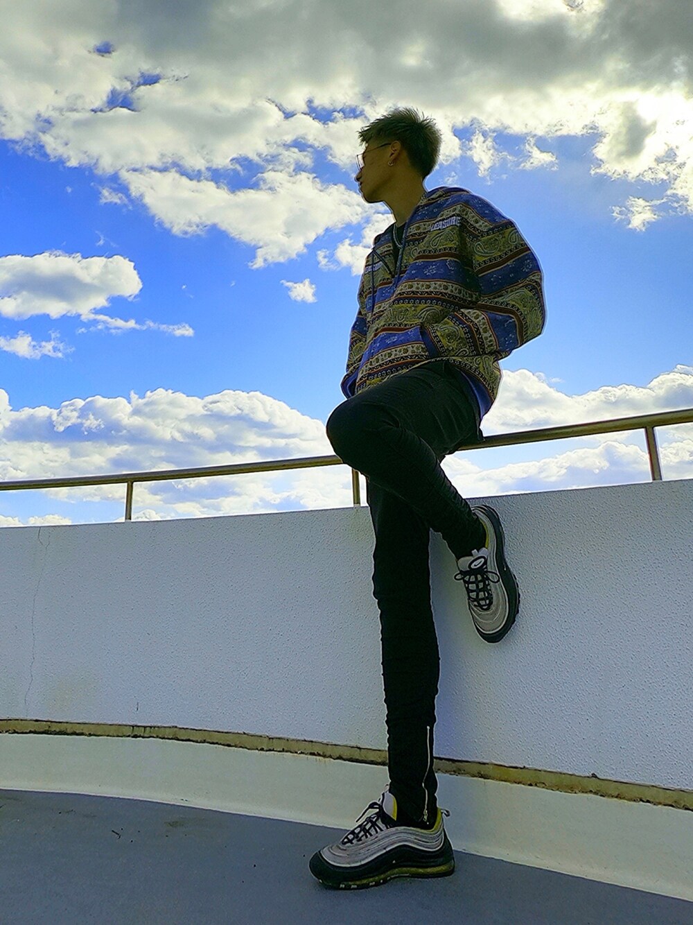 「おしゃれさんと繋がりたい、休日スタイル、ストリートコーデ、パーカー、pleasures、NIKE、NIKE AIR MAX、NIKEスニーカー、H&M」｜「H&Mのアイテム（その他パンツ、ブラック系）」を使った、Koukiさん（メンズ・192cm）の秋コーディネートの1枚目の写真