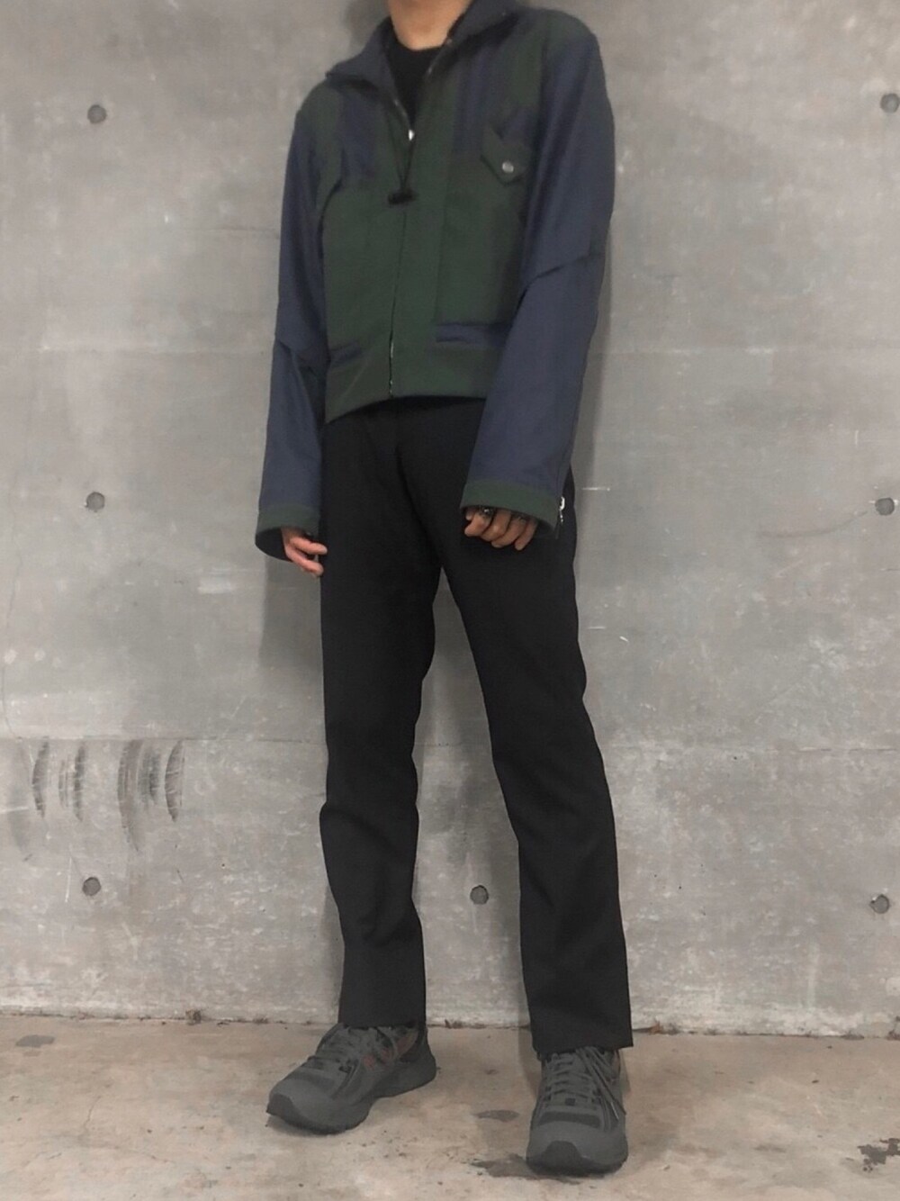 「kiko kostadinov、キココスタディノフ、アシックス、asics、モード、モードストリート、アースカラー、ダッドスニーカー、ダッドシューズ、GEL BURZ」｜「kiko kostadinovのアイテム（ブルゾン、グリーン系）」を使った、_さん（メンズ・175cm）の秋コーディネートの1枚目の写真