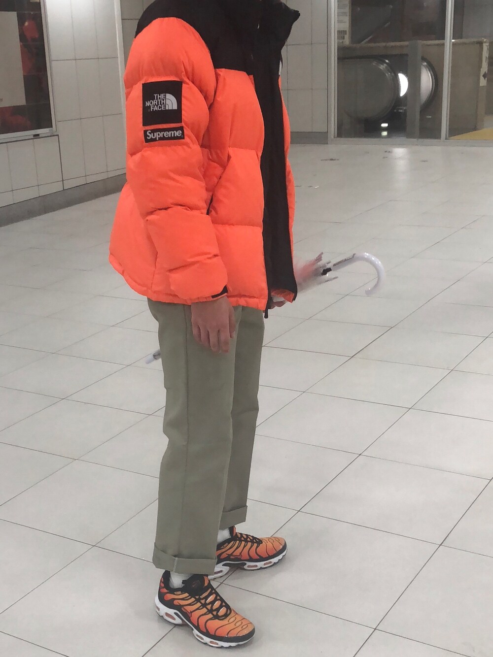 「Supreme x The North Face、supreme、THE NORTH FACE、ダウンジャケット、ストリート系、ロールアップ、Dickies874、airmaxplus、NIKE、オレンジコーデ」｜「NIKEのアイテム（スニーカー、オレンジ系）」を使った、_さん（メンズ・175cm）の春コーディネートの1枚目の写真