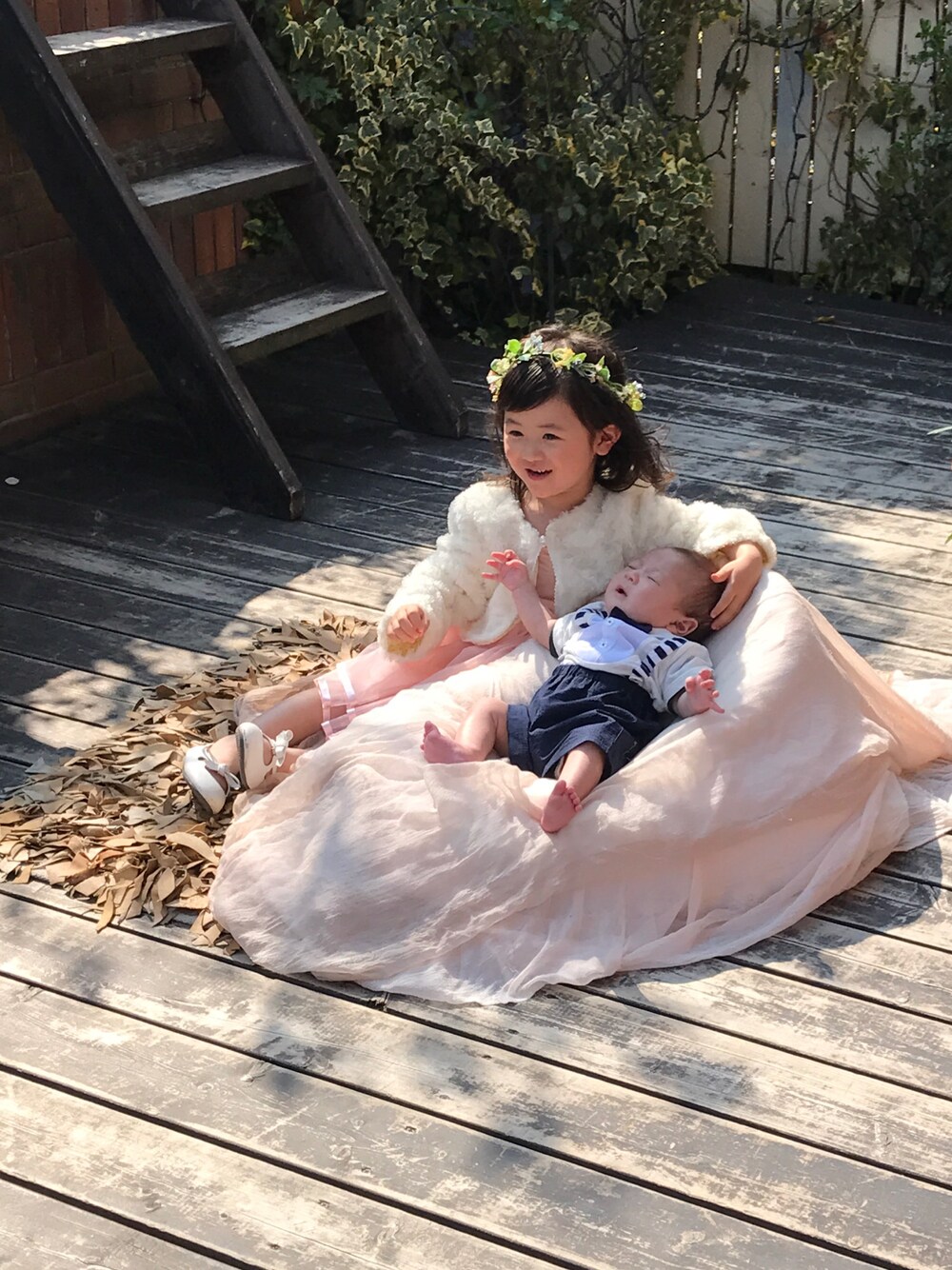 「スタジオマイハウス、ロンパース、おんなのこ、おとこのこ、姉弟、きょうだい、写真撮影、3歳、3ヶ月」｜「petit mainの蝶ネクタイ＆サスペンダーデザイン半袖ロンパース＆パンツセット（ロンパース、ブルー系）」を使った、Nana^_^Renさん（キッズ・100cm）の春コーディネートの1枚目の写真