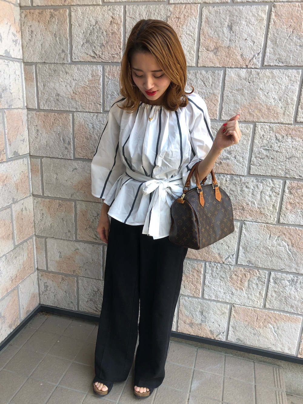 「シンプルコーデ、ママファッション、アズールバイマウジー(AZUL by moussy)、ヴィトンバッグ、ルイヴィトン」｜「AZUL by moussyのオフショルウエストリボンブラウス（シャツ/ブラウス、ホワイト系）」を使った、toamamaさん（レディース・153cm）の春コーディネートの1枚目の写真