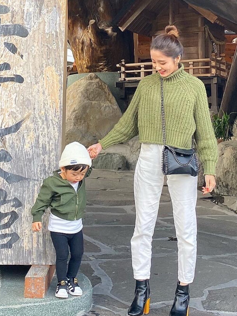 「旅行、親子コーデ、親子リンクコーデ、ママコーデ、2歳」｜「H&Mのアイテム（ニット/セーター、グリーン系）」を使った、toamamaさん（レディース・153cm）の冬コーディネートの1枚目の写真