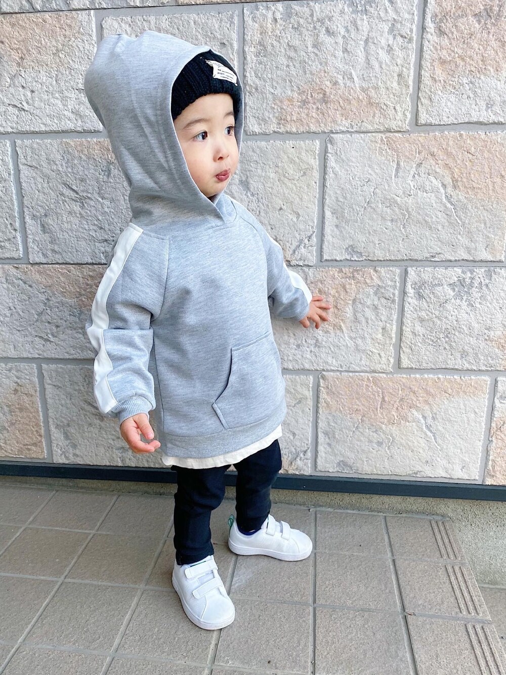 「2歳、2歳2ヶ月、男の子コーデ、男の子ママ、パーカー」｜「adidasのアイテム（スニーカー、ホワイト系）」を使った、toamamaさん（レディース・153cm）の冬コーディネートの1枚目の写真
