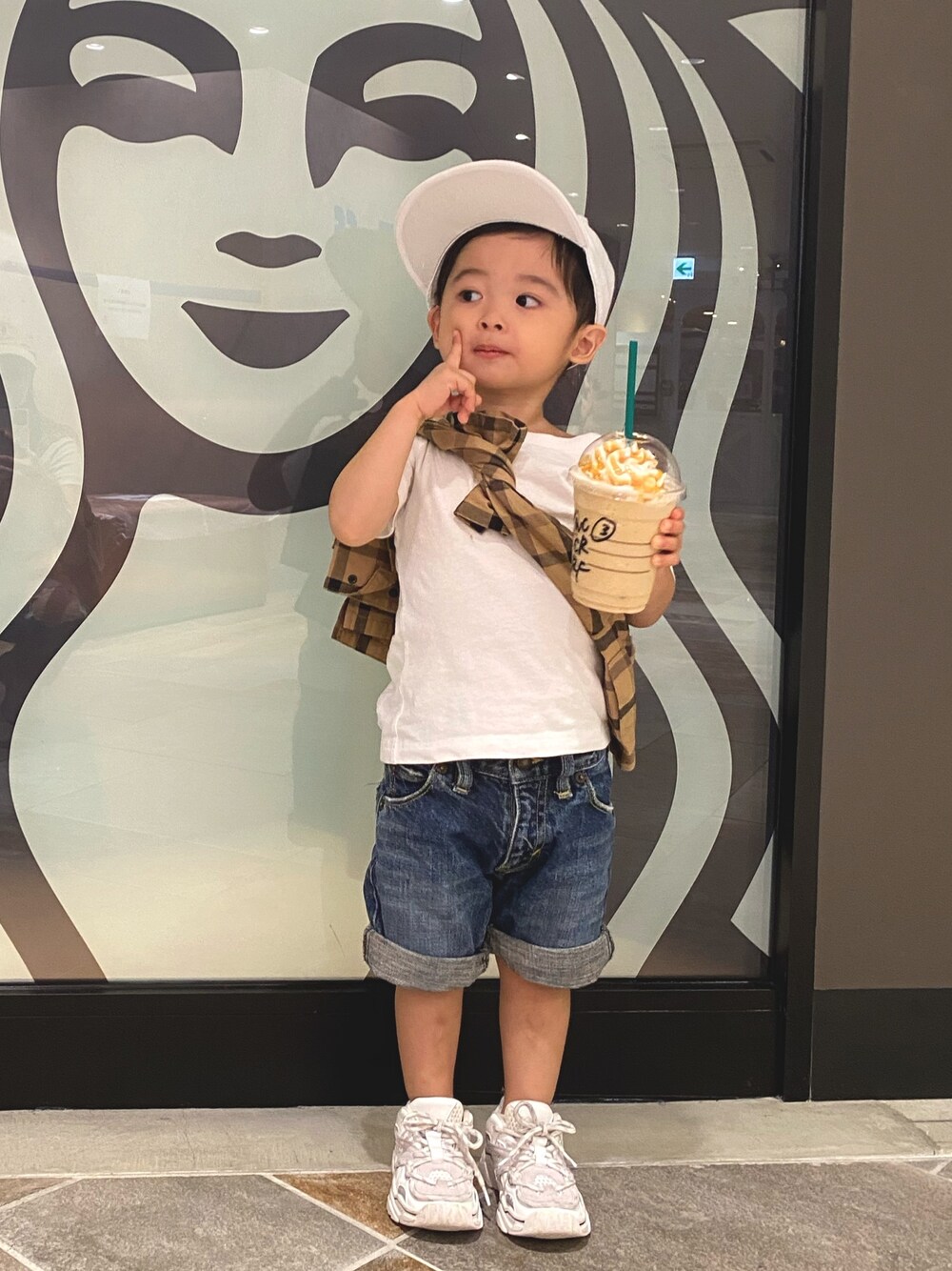 「秋コーデ、男の子コーデ、男の子ママ、息子コーデ、お出かけコーデ、キッズファッション、２歳児」｜「Levi'sのアイテム（デニムパンツ、ブルー系）」を使った、toamamaさん（キッズ・90cm）の秋コーディネートの1枚目の写真